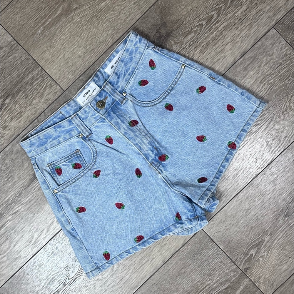 Cotton On High Rise Mom Shorts Strawberry Embroidery - Picture 3 of 14